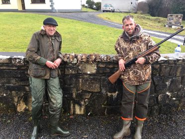 deux chasseurs et leurs gibiers