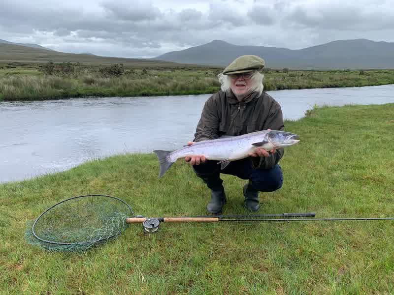 Saumon pêché à la mouche au bord d’une rivière irlandaise