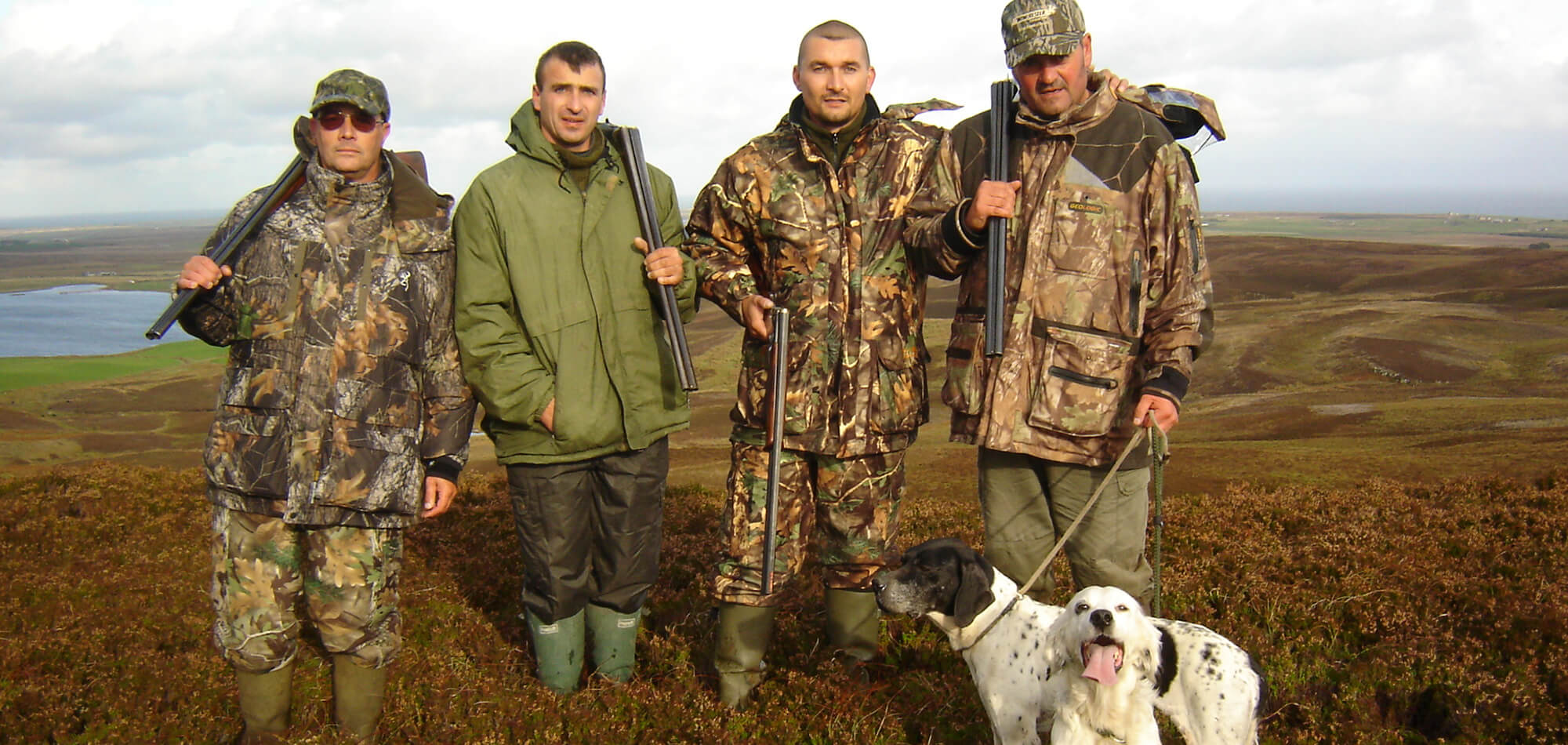 Chasseurs et leurs setters sur une lande, pour la chasse au chien d’arrêt