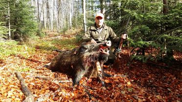 chasseurs avec sanglier mort a ses pieds