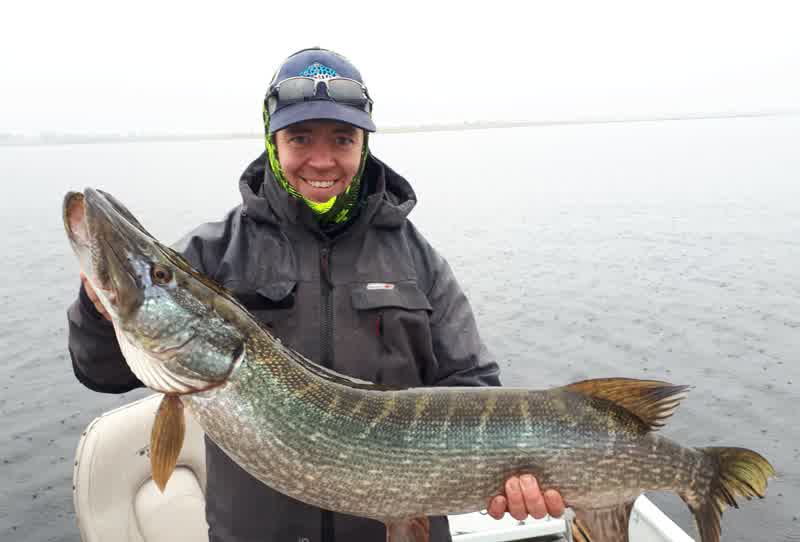 Gros brochet pris en bateau sur un lac irlandais, sous la pluie