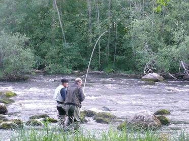 pecheurs dans la riviere