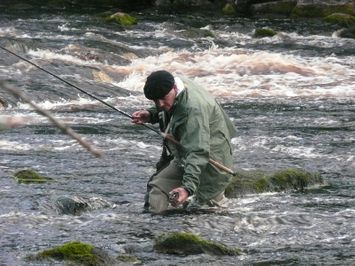 pecheur pechant dans l'eau