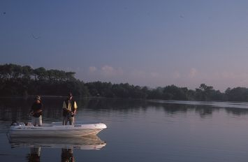 pecheurs dans l'eau sur barque