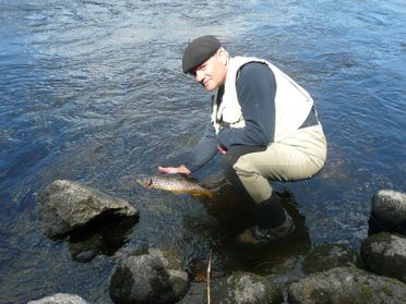 pecheur et son poisson dans l'eau