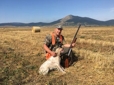 chasseur et son chien dans beau paysage