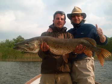 2 pecheurs et un gros poisson