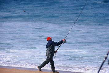 pecheur en mer lance sa canne