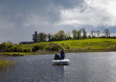 pecheurs sur barque blanche dans lac